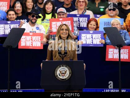 Las Vegas, USA. 31. Oktober 2024. Jennifer Lopez spricht am Freitag, den 31. Oktober 2024 in Las Vegas, Nevada, während einer Kampagne im Craig Ranch Amphitheater. Foto: Paul Citone/imageSPACE Credit: Imagespace/Alamy Live News Stockfoto