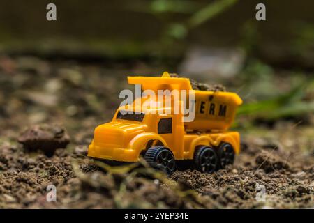 Gelber Miniatur-Muldenkipper, der Erde und Schmutz transportiert Stockfoto