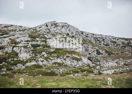 Landschaft auf dem Gipfel des Berges und Himmel mit Wolken Stockfoto