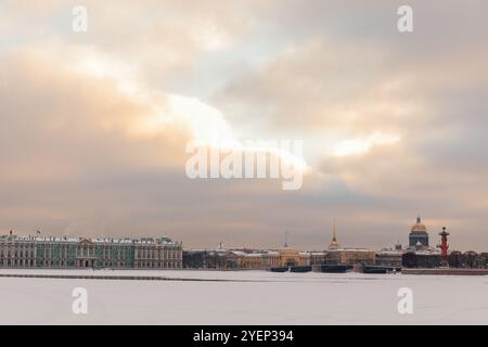 St. Petersburg, Januar 10,2022 Neva Fluss, Palastbrücke im Winter Stockfoto