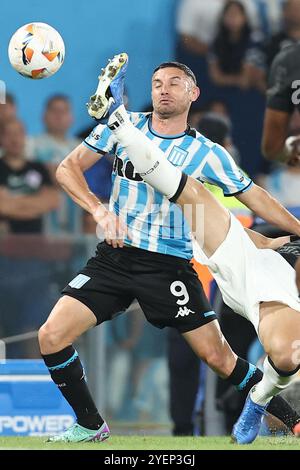 Der argentinische Racing Club Stürmer Adrian Martinez sieht beim zweiten Halbfinalspiel der CONMEBOL Copa Sudamericana gegen die brasilianischen Corinthians im Stadion Presidente Peron in Avellaneda, Provinz Buenos Aires, Argentinien, am 31. Oktober 2024 an. Racing Club qualifizierte sich für das Finale des Turniers, das am 23. November in Asuncion, Paraguay, im Nueva Olla Stadion ausgetragen wurde. Stockfoto