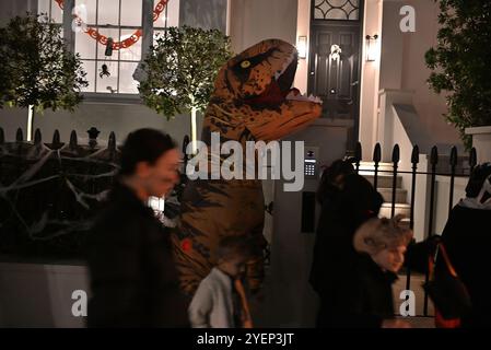 London, Großbritannien. 31. Oktober 2024. Trick-or-Treat in London beginnt normalerweise nach Sonnenuntergang am 31. Oktober und die teilnehmenden Häuser sind wunderbar dekoriert. (Kreditbild: © Laura Chiesa/Pacific Press via ZUMA Press Wire) NUR REDAKTIONELLE VERWENDUNG! Nicht für kommerzielle ZWECKE! Stockfoto