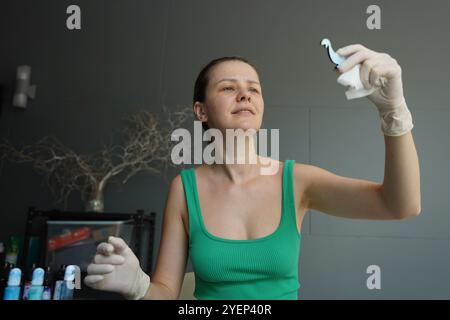 Der Prozess der Herstellung der Kunstdekoration aus Epoxidharz, Natursteinen und Moos Stockfoto