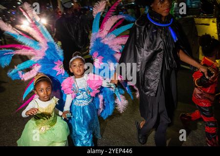 New York City, NY, USA. 31. Oktober 2025. Die jährliche Greenwich Village Halloween Parade zog an einem milden Herbstabend eine Menge kostümierter Teilnehmer zusammen mit Bands, Tanztruppen, Stelzenläufern, kommerziellen Wagen und riesigen Marionetten zum „Meow!!!!“-Thema. Eine Familie mit bunt verkleideten Kindern. Quelle: Ed Lefkowicz/Alamy Live News Stockfoto