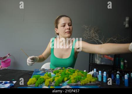 Der Prozess der Herstellung der Kunstdekoration aus Epoxidharz, Natursteinen und Moos Stockfoto