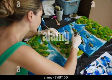 Der Prozess der Herstellung der Kunstdekoration aus Epoxidharz, Natursteinen und Moos Stockfoto