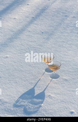 Zwei Gläser Champagner im Schnee Stockfoto