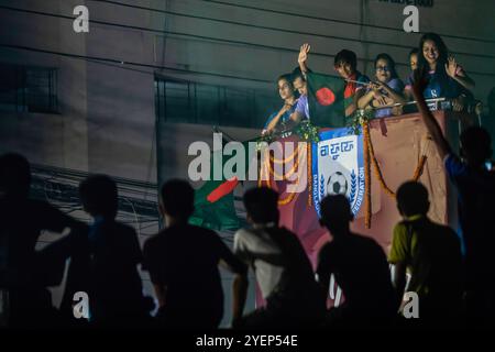 Dhaka, Bangladesch. 31. Oktober 2024. Die Mitglieder des Fußballteams der Frauen feiern auf ihrem Weg zum Bangladesch Football Federation House. Die Bangladesche Nationalmannschaft der Frauen hielt die SAFF Women's Championship Trophäe in einem offenen Bus auf dem Weg zum BFF House vom Hazrat Shahjalal International Airport aus. Quelle: SOPA Images Limited/Alamy Live News Stockfoto