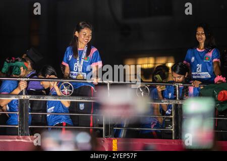 Dhaka, Bangladesch. 31. Oktober 2024. Die Mitglieder des Fußballteams der Frauen feiern auf ihrem Weg zum Bangladesch Football Federation House. Die Bangladesche Nationalmannschaft der Frauen hielt die SAFF Women's Championship Trophäe in einem offenen Bus auf dem Weg zum BFF House vom Hazrat Shahjalal International Airport aus. (Foto: Sazzad Hossain/SOPA Images/SIPA USA) Credit: SIPA USA/Alamy Live News Stockfoto