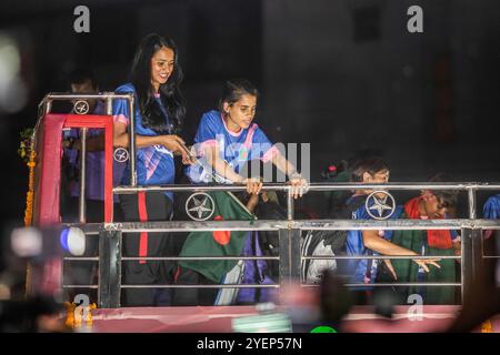 Dhaka, Bangladesch. 31. Oktober 2024. Die Mitglieder des Fußballteams der Frauen feiern auf ihrem Weg zum Bangladesch Football Federation House. Die Bangladesche Nationalmannschaft der Frauen hielt die SAFF Women's Championship Trophäe in einem offenen Bus auf dem Weg zum BFF House vom Hazrat Shahjalal International Airport aus. (Foto: Sazzad Hossain/SOPA Images/SIPA USA) Credit: SIPA USA/Alamy Live News Stockfoto