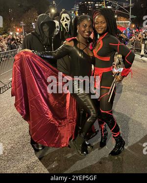 New York, New York, USA. 31. Oktober 2024. Paradebesucher, die bei der 51. Jährlichen Halloween-Parade in Greenwich Village zu sehen waren. (Kreditbild: © Nancy Kaszerman/ZUMA Press Wire) NUR REDAKTIONELLE VERWENDUNG! Nicht für kommerzielle ZWECKE! Stockfoto