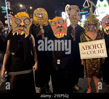 New York, New York, USA. 31. Oktober 2024. Paradebesucher, die bei der 51. Jährlichen Halloween-Parade in Greenwich Village zu sehen waren. (Kreditbild: © Nancy Kaszerman/ZUMA Press Wire) NUR REDAKTIONELLE VERWENDUNG! Nicht für kommerzielle ZWECKE! Stockfoto