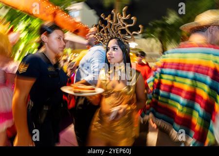 Miami Beach, FL, USA. 31. Oktober 2024. Menschen in Halloween-Kostümen nehmen am 31. Oktober 2024 an einer Halloween-Feier und Straßenparty in Miami Beach, Florida, Teil. (Kreditbild: © Ronen Tivony/ZUMA Press Wire) NUR REDAKTIONELLE VERWENDUNG! Nicht für kommerzielle ZWECKE! Stockfoto