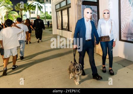 Miami Beach, FL, USA. 31. Oktober 2024. Menschen in Halloween-Kostümen nehmen am 31. Oktober 2024 an einer Halloween-Feier und Straßenparty in Miami Beach, Florida, Teil. (Kreditbild: © Ronen Tivony/ZUMA Press Wire) NUR REDAKTIONELLE VERWENDUNG! Nicht für kommerzielle ZWECKE! Stockfoto