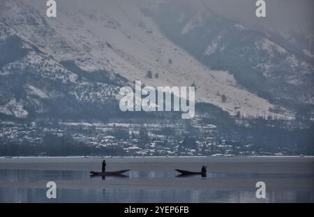 In Srinagar, der Sommerhauptstadt des indischen Kaschmirs, fällt am 4. Januar 2019 starker Schnee. Der starke Schnee begann am Nachmittag in Srinagar und innerhalb einer halben Stunde war die Stadt von einer weißen Schneedecke bedeckt, die das normale Leben störte und es schwierig machte, sich in verschiedenen Teilen der Stadt zu bewegen. Der starke Schneefall betraf auch mehrere Ebenen und hügelige Gebiete des Kaschmir-Tals und störte den Luft- und Straßenverkehr mit der Annullierung mehrerer Flüge am Flughafen Srinagar sowie der Sperrung der Autobahn Srinagar-Jammu Stockfoto