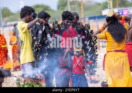 Kulasai Dasara, Porträt eines indischen hinduistischen Anhängers mit gemaltem Gesicht und als Göttin kali gekleidet, um die Rituale des Kulasai Dasara Kultfestivals durchzuführen. Stockfoto