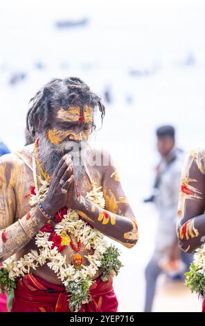 Kulasai Dasara, Porträt eines indischen hinduistischen Anhängers mit gemaltem Gesicht und als Göttin kali gekleidet, um die Rituale des Kulasai Dasara Kultfestivals durchzuführen. Stockfoto