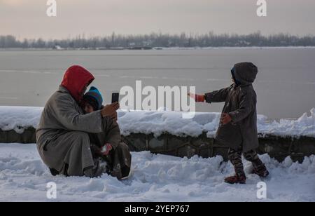 In Srinagar, der Sommerhauptstadt des indischen Kaschmirs, fällt am 4. Januar 2019 starker Schnee. Der starke Schnee begann am Nachmittag in Srinagar und innerhalb einer halben Stunde war die Stadt von einer weißen Schneedecke bedeckt, die das normale Leben störte und es schwierig machte, sich in verschiedenen Teilen der Stadt zu bewegen. Der starke Schneefall betraf auch mehrere Ebenen und hügelige Gebiete des Kaschmir-Tals und störte den Luft- und Straßenverkehr mit der Annullierung mehrerer Flüge am Flughafen Srinagar sowie der Sperrung der Autobahn Srinagar-Jammu Stockfoto