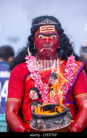 Kulasai Dasara, Porträt eines indischen hinduistischen Anhängers mit gemaltem Gesicht und als Göttin kali gekleidet, um die Rituale des Kulasai Dasara Kultfestivals durchzuführen. Stockfoto