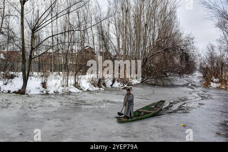 In Srinagar, der Sommerhauptstadt des indischen Kaschmirs, fällt am 4. Januar 2019 starker Schnee. Der starke Schnee begann am Nachmittag in Srinagar und innerhalb einer halben Stunde war die Stadt von einer weißen Schneedecke bedeckt, die das normale Leben störte und es schwierig machte, sich in verschiedenen Teilen der Stadt zu bewegen. Der starke Schneefall betraf auch mehrere Ebenen und hügelige Gebiete des Kaschmir-Tals und störte den Luft- und Straßenverkehr mit der Annullierung mehrerer Flüge am Flughafen Srinagar sowie der Sperrung der Autobahn Srinagar-Jammu Stockfoto