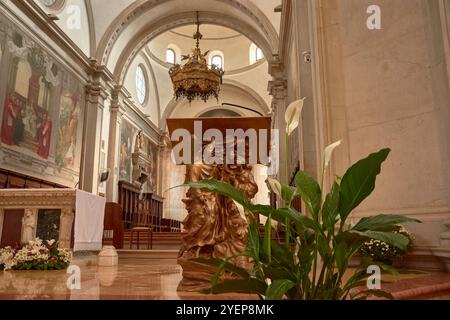 Die Kathedrale St. Peter der Apostel (Cattedrale di San Pietro Apostolo) in Treviso, Italien, ist ein atemberaubendes Beispiel neoklassizistischer Architektur. Stockfoto