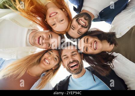 Porträt von glücklichen Freunden, die zusammen in Einem Kreis lachen Stockfoto