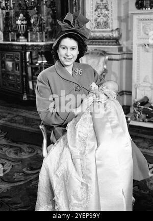 Aktenfoto vom 12/48 von Prinzessin Elizabeth, die ihren kleinen Sohn Prinz Charles hält, nach seiner Taufzeremonie im Buckingham Palace. Die Military Wives Chöre haben zum 76. Geburtstag des Königs ein bewegendes neues Lied veröffentlicht. Das Wiegenlied Novembersonntag stellt die „kühle, nebelige Londoner Nacht“, als der König 1948 im Buckingham Palace geboren wurde, und die Hoffnung und Freude eines sich erholenden Nachkriegs-Großbritannien neu vor. Es ist auch eine Hommage an seine verstorbene Mutter, Königin Elisabeth II., die selbst eine „militärische Ehefrau“ war und bei den Streitkräften diente. Ausgabedatum: Freitag, 1. November 2024. Stockfoto