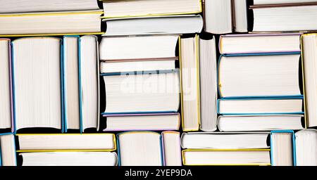 Ein Arrangement von Hardcover-Büchern mit lebendigen Buchrücken schafft ein optisch ansprechendes Muster, das Wissen und Bildung symbolisiert. Perfekt für Bibliothek oder Stockfoto