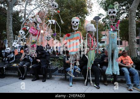 NY, USA. 31. Oktober 2024. NEW YORK, USA – OKTOBER 31: Die Schaulustigen in aufwendigen und gruseligen Kostümen füllen die Straßen der 51. Jährlichen Greenwich Village Halloween Parade am 31. Oktober 2024 in New York City. Tausende von New Yorkern und Besuchern nahmen an dieser legendären Feier Teil, bei der Kreativität, Gemeinschaftsgeist und Halloween-Magie zum Ausdruck kamen. (Kreditbild: © Luiz Rampelotto/ZUMA Press Wire) NUR REDAKTIONELLE VERWENDUNG! Nicht für kommerzielle ZWECKE! Stockfoto