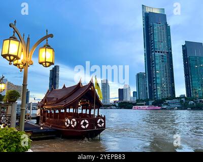 Bangkok, Thailand. August 2024. Ein Hotelboot kann auf dem Chao Phraya River in Bangkok gesehen werden. Vermerk: Carola Frentzen/dpa/Alamy Live News Stockfoto