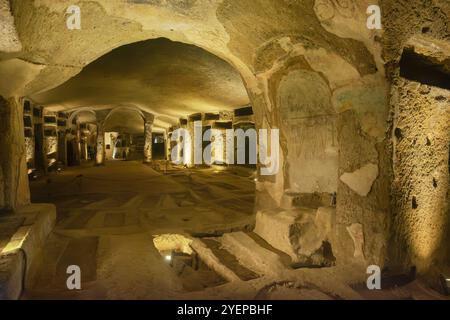 Blick auf das Innere der berühmten Touristenattraktion in Neapel. Katakomben von San Gennaro, die in den Tuff gegraben wurden, Neapel, Italien Stockfoto