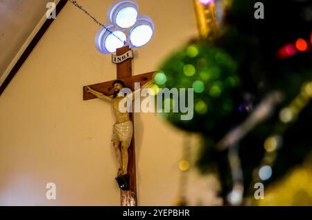 Christliche Gläubige nehmen am 25. Dezember 2018 an der Weihnachtsmesse in der Heiligen Familienkirche in Srinagar Teil, im indischen Kaschmir. Auf die Messe folgte die Weihnachtsklausel, die Kerzen und Geschenke an Kinder im Rahmen der Weihnachtsfeier in Srinagar verteilte Stockfoto