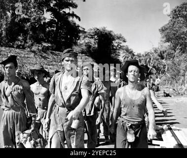 PERCY HERBERT und HAROLD GOODWIN mit britischen Kriegsgefangenen pfeifend Colonel Bogey March in THE BRIDGE ON THE RIVER KWAI 1957 Regisseur DAVID LEAN Roman Pierre Boulle Drehbuch Carl Foreman und Michael Wilson Musik Malcolm Arnold Produzent Sam Spiegel UK-USA Koproduktion Horizon Pictures / Columbia Pictures Stockfoto