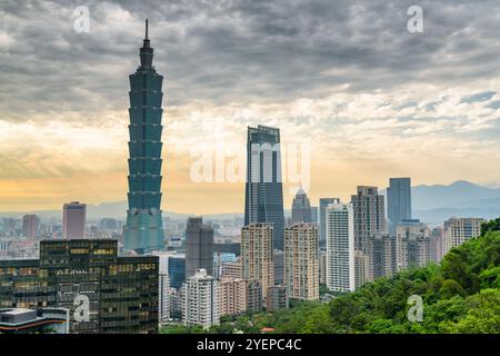 Fantastische Aussicht auf Taipeh vom Gipfel des Berges bei Sonnenuntergang Stockfoto