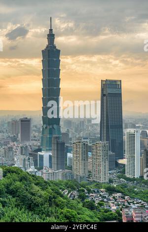 Fantastische Aussicht auf Taipeh vom Gipfel des Berges bei Sonnenuntergang Stockfoto