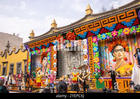 Am Vorabend des Día de los Muertos versammeln sich die Menschen in Frida Kahlos lebhafter Ofrenda in Jardín Plaza Hidalgo, Coyoacán, um die mexikanische Kultur zu feiern Stockfoto