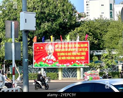 Nha Trang, Vietnam. August 2024. Ho Chi Minhs Gesicht ist auf einem Poster in der Stadt Nha Trang zu sehen. Der Revolutionär war das Staatsoberhaupt Vietnams und der wichtigste Politiker in der jüngsten vietnamesischen Geschichte. Vermerk: Carola Frentzen/dpa/Alamy Live News Stockfoto