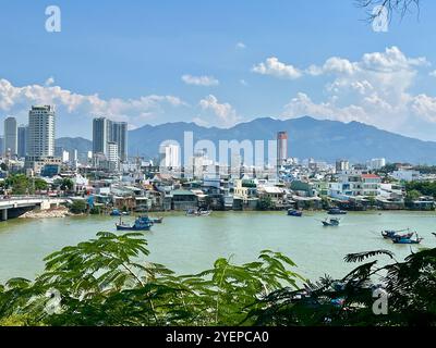 Nha Trang, Vietnam. August 2024. Blick auf die Stadt Nha Trang. Das Resort liegt an der Küste im Süden Vietnams und ist bekannt für seine Strände, Tauchplätze und Inseln vor der Küste. Vermerk: Carola Frentzen/dpa/Alamy Live News Stockfoto