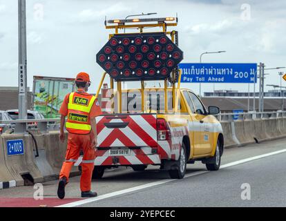 BANGKOK, THAILAND, 1. JUNI 2024, Straßenwartungsmann mit einem Auto, das auf der Autobahn geparkt ist Stockfoto