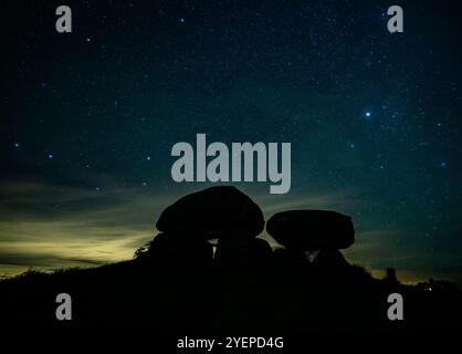 Borre, Dänemark. 30. Oktober 2024. Der Sternenhimmel über Sömarkedyssen, auch Sömarke Dolmen genannt, ist ein megalithischer Ort aus der Steinzeit um 3.400 v. Chr. auf der Insel Mön an der Ostsee. Unter dem großen Deckstein von Möns bekanntestem Dolmen befindet sich eine achteckige Kammer mit einem kurzen Durchgang. Der Schlussstein des Passes ist berühmt für seine 445 kleinen Schüsseln, die wahrscheinlich aus der Bronzezeit stammen. Quelle: Patrick Pleul/dpa/Alamy Live News Stockfoto