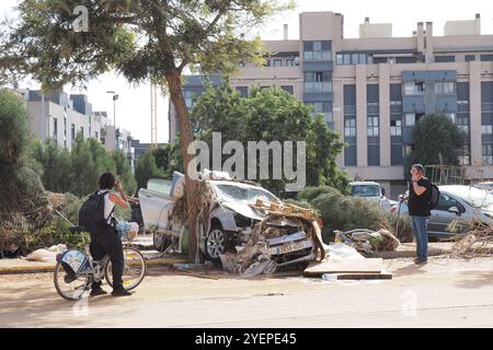 Die Folgen des Hurrikans Dana in Valencia, Spanien - verheerende Folgen von Überschwemmungen, zerstörten Autos und Trümmern in Valencia Stockfoto