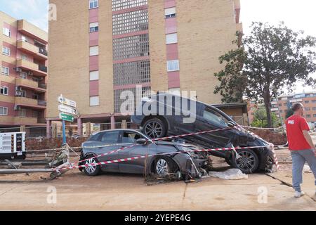 Die Folgen des Hurrikans Dana in Valencia, Spanien - verheerende Folgen von Überschwemmungen, stapelten sich Autos in Valencia nach starkem Regen Stockfoto