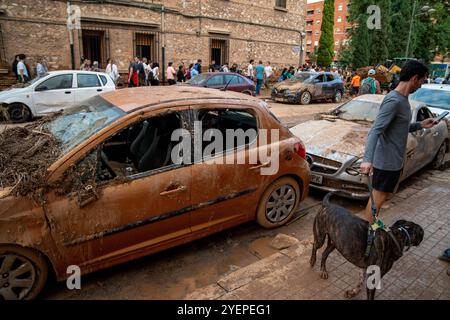 Desolation und Solidarität sind die beiden Begriffe, die die Überschwemmungen in Valencia definieren: Erschütternde Bilder von Straßen, die mit Schlamm überflutet wurden, und Autos, die sich aufgrund der Auswirkungen des DANA, des Sturms, der die Metropolregion Valencia verwüstete, übereinander stapelten. Desolación y solidaridad son las dos palabras que definen las inundaciones en Valencia: imágenes dantescas de calles anegadas por el lodo y coches apilados unos sobre otros por efecto de la DANA, la tormenta que devastó el área metropolitana de Valencia. News-Cronaca-Valencia, Spanien Freitag, 1. November 2024 (Foto: Eric Stockfoto