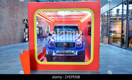 Warschau, Polen. 27. Oktober 2024. Das Logo der Firma Matchbox auf der großen Box mit einem brandneuen Mercedes Benz G580 Electric Modell. Sonderangebot Mercedes Stockfoto