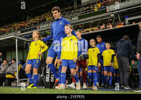 Brondby, Dänemark. 31. Oktober 2024. Jacob Rasmussen (4) von Broendby IF tritt im Brondby Stadion in das Spielfeld des Oddset Pokalen-Pokalspiels zwischen Broendby IF und dem FC Midtjylland ein. Quelle: Gonzales Photo/Alamy Live News Stockfoto