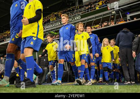 Brondby, Dänemark. 31. Oktober 2024. Sebastian Sebulonsen (2) von Broendby IF tritt im Brondby Stadion in das Spielfeld des Oddset Pokalen-Pokalspiels zwischen Broendby IF und dem FC Midtjylland ein. Quelle: Gonzales Photo/Alamy Live News Stockfoto