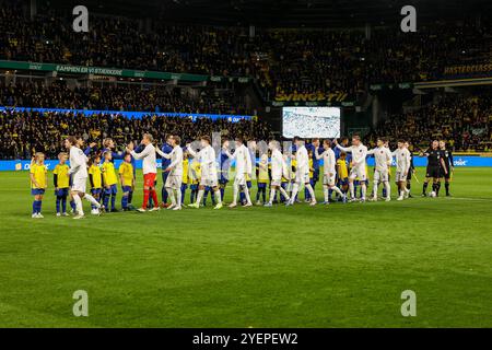 Brondby, Dänemark. 31. Oktober 2024. Die Spieler der beiden Teams begrüßen sich vor dem Oddset Pokalen-Cup-Spiel zwischen Broendby IF und dem FC Midtjylland im Brondby Stadion. Quelle: Gonzales Photo/Alamy Live News Stockfoto