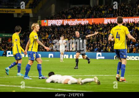 Brondby, Dänemark. 31. Oktober 2024. Schiedsrichter Jakob Kehlet war beim Oddset Pokalen-Cup-Spiel zwischen Broendby IF und dem FC Midtjylland im Brondby Stadion zu sehen. Quelle: Gonzales Photo/Alamy Live News Stockfoto