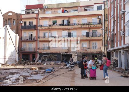 Die Folgen des Hurrikans Dana in Valencia, Spanien - Journalisten berichten von verheerenden Überschwemmungsschäden in Valencia Stockfoto