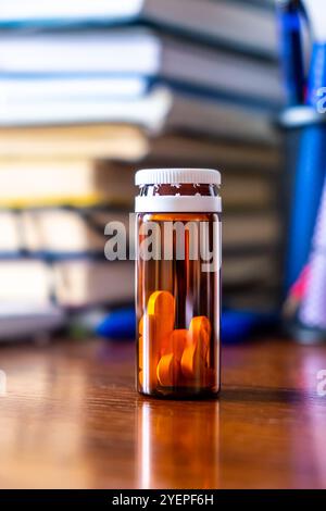 Pillen in Phial auf dem Tisch im Raum Nahaufnahme Stockfoto